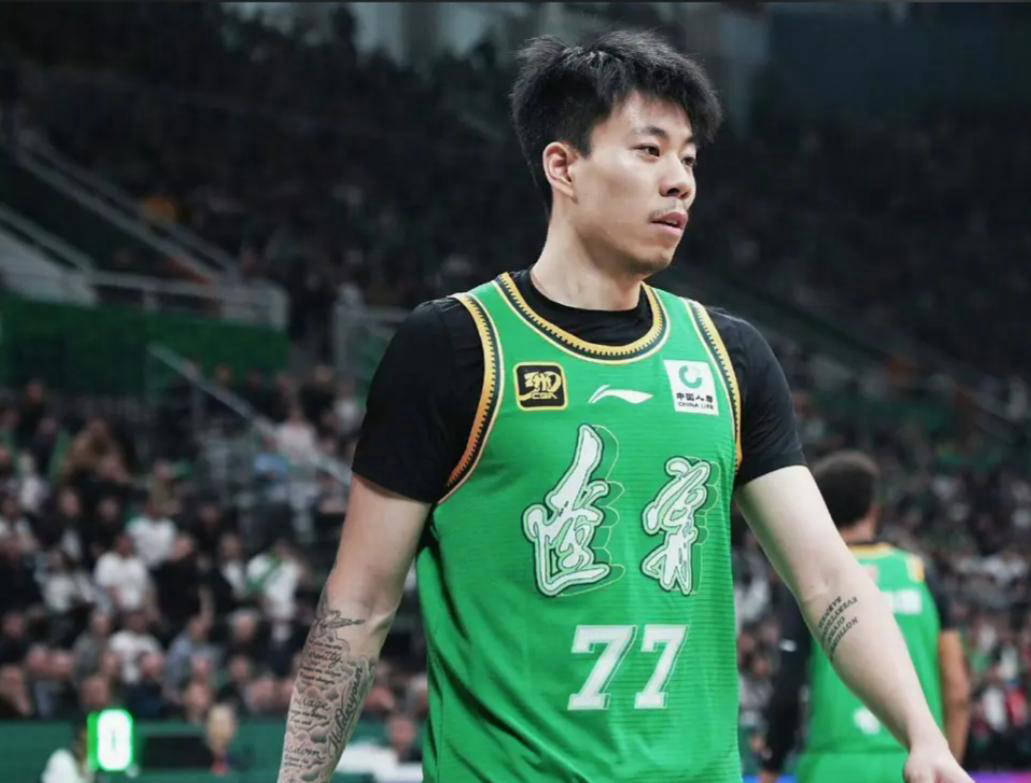RNG前途光明！，阿扎伦卡新星反败为胜表现突出引发球迷热议
